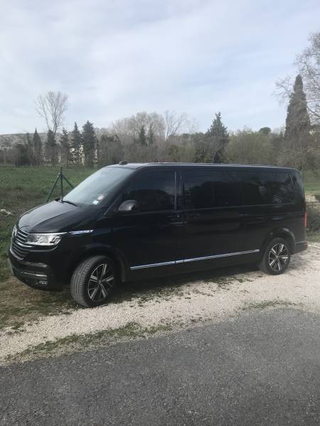 Peut-on réserver à l'avance un chauffeur privé avec un van noir pour un mariage sur Aix en Provence ?