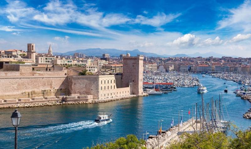 Transfert et visite touristique de la Provence avec voiture et minibus avec chauffeur au départ du port de Marseille